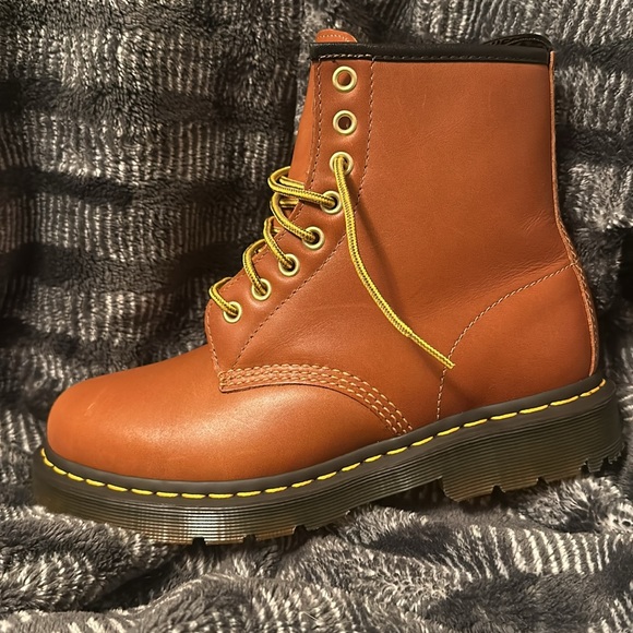 Unisex fur lined Doc Martens. Women’s 7 and Men’s 5.5 - Picture 4 of 5